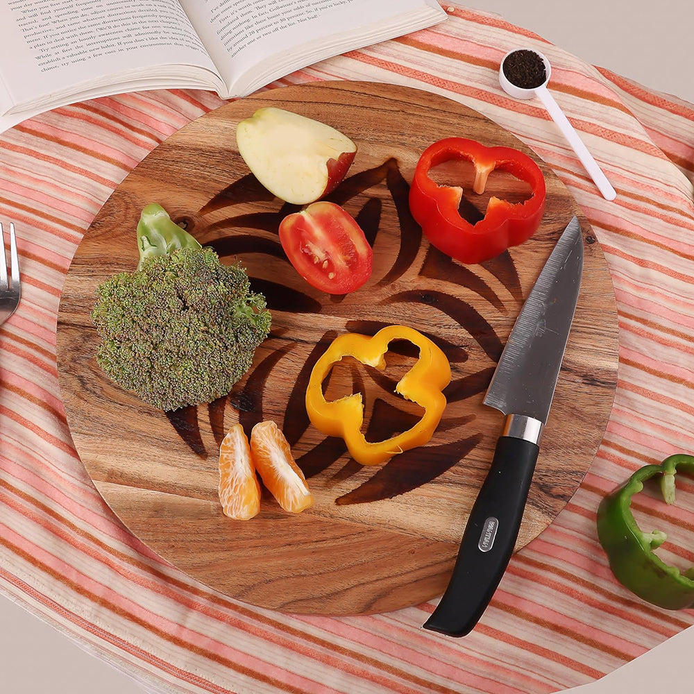 Made of premium quality organic acacia wood cutting board